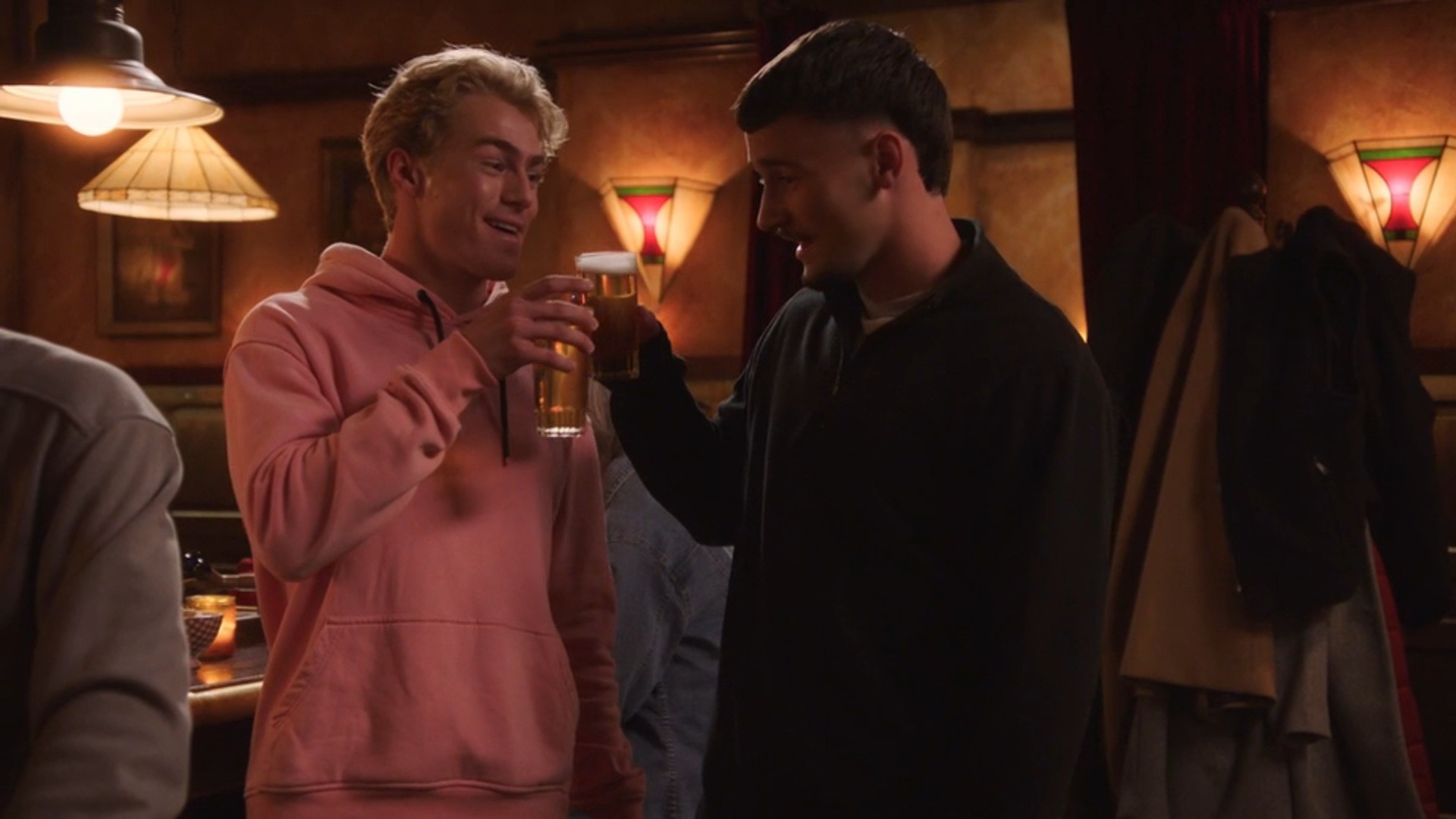 Met een drankje op lijkt polyamorie zo slecht nog niet